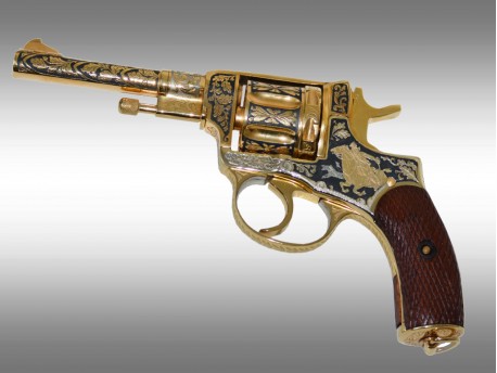 Револьвер украшенный в подарок мужчинам на 23 февраля и любую торжественную дату.